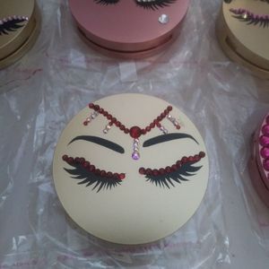 Eyelash compact with mirror
